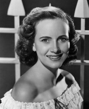 How tall is Teresa Wright?